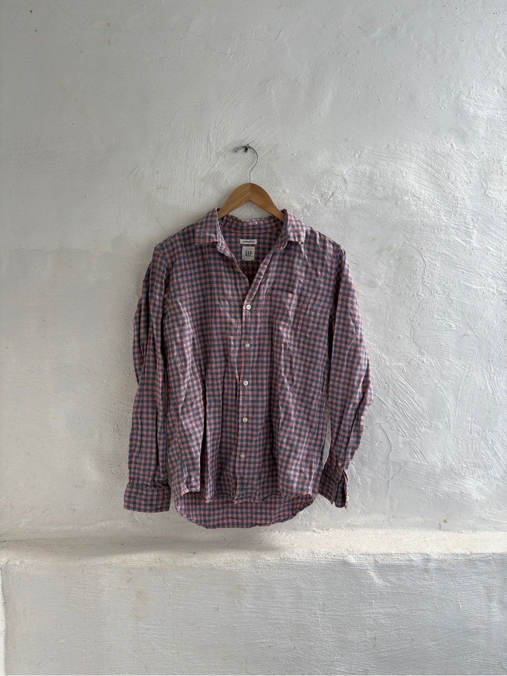 GAP men's long-sleeve button-down shirt in a pink and gray gingham pattern